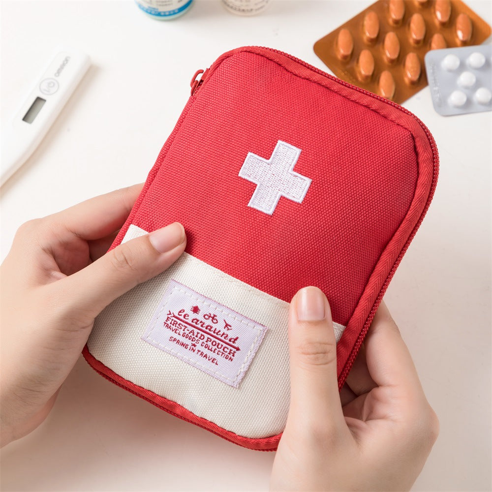 🔥 Pocket-sized travel first-aid kit – A portable first-aid kit for all your adventures 🩺