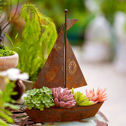 ⛵🌱 Rustic Sailboat Metal Planter – Handcrafted, weather-resistant & perfect for succulents, herbs or flowers – charming garden or shelf decor