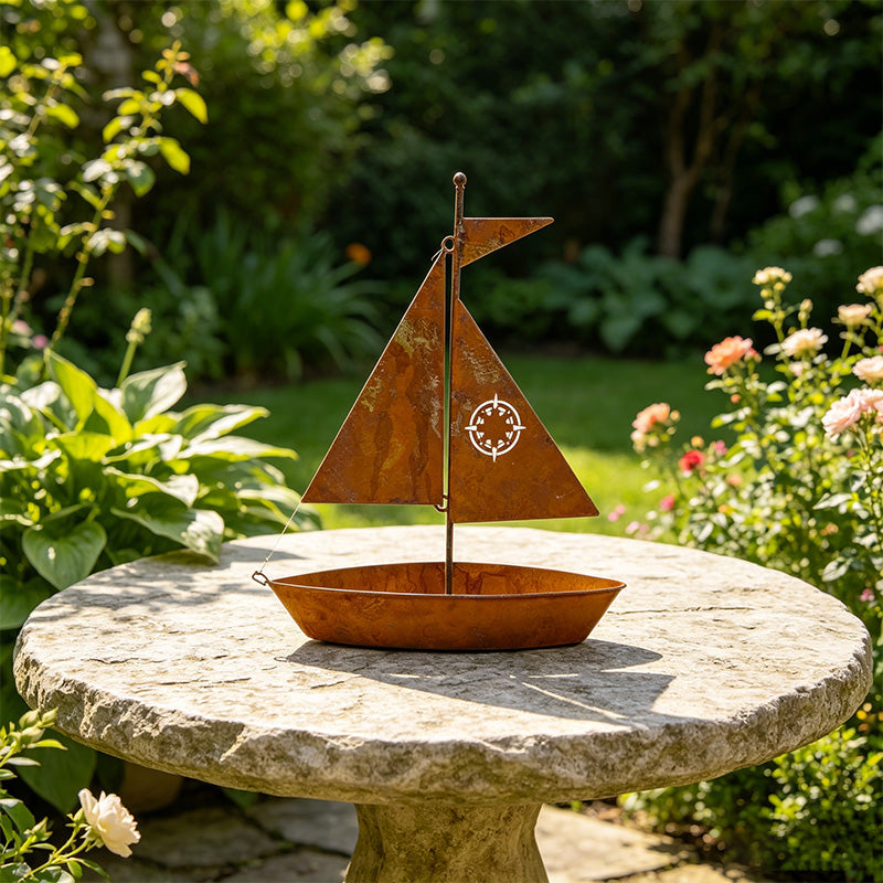 ⛵🌱 Rustic Sailboat Metal Planter – Handcrafted, weather-resistant & perfect for succulents, herbs or flowers – charming garden or shelf decor
